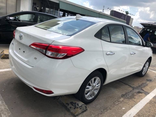 Vios 2019 màu trắng nhìn từ đuôi xe