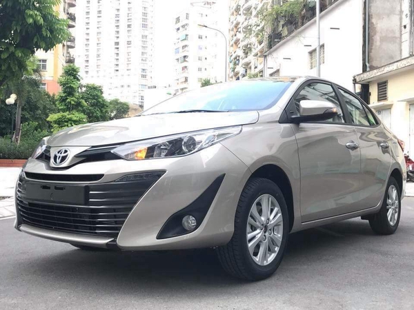 Toyota Vios màu vàng cát