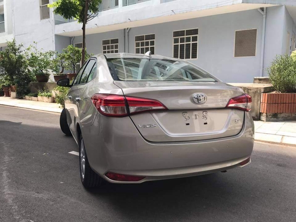 Đuôi xe vios màu vàng cát