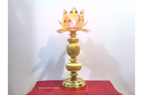 Đèn thờ Hoa Sen thân sứ mầu vàng, chân thép mạ đồng vàng, bông mầu vàng, cao 47 cm. Giá 1 đôi. Mẫu số 02/8-12
