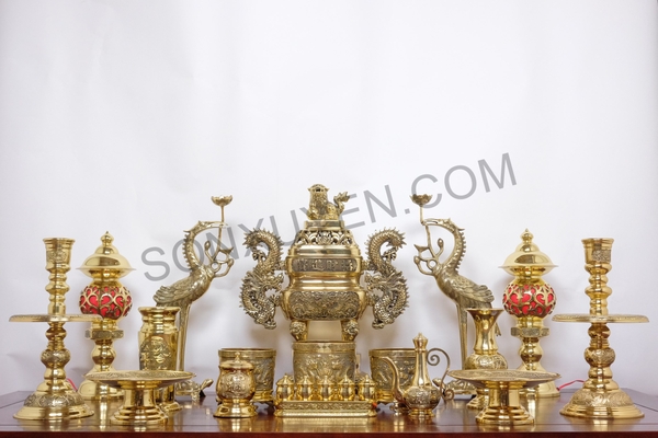 Bộ đồ thờ bằng đồng Đài Loan đầy đủ. Đỉnh đồng vuông tai rồng, cao 57 cm.