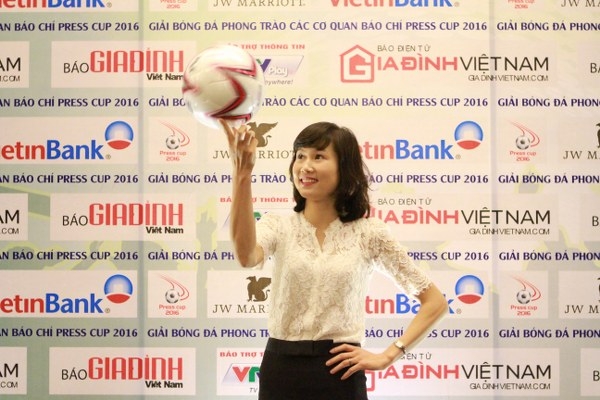 Lương Giang và Hoa khôi bóng đá Ngọc Châm rạng rỡ tại Giải bóng đá Press Cup 2016 (Dep vn)