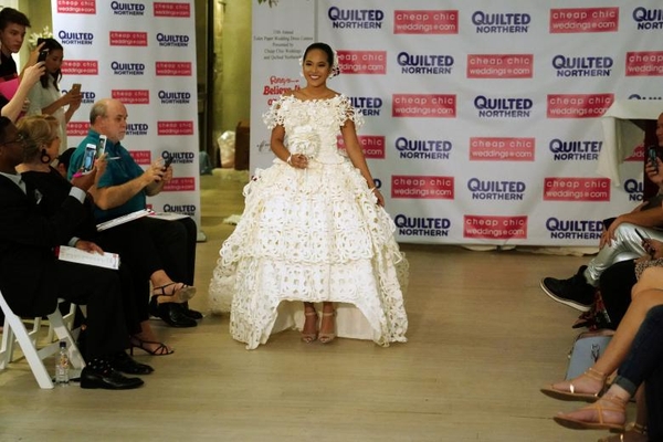Váy cưới làm từ giấy vệ sinh gây sửng sốt vì quá đẹp quá sang