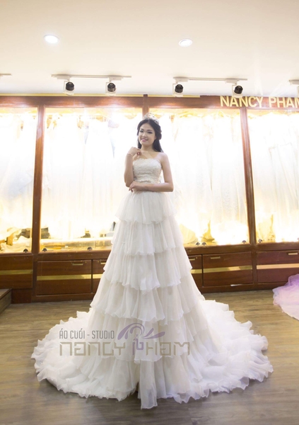 Váy cưới xếp ly đơn giản | Formal dresses, White formal dress, Dress