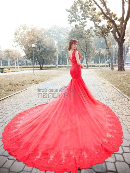 Váy cưới đỏ đuôi cá