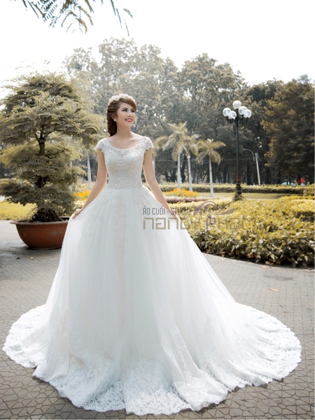 VÁY CƯỚI CÔNG CHÚA CỔ CAO XÒE BỒNG BỀNH LT195 - VÁY CƯỚI CAO CẤP LINH NGA  BRIDAL