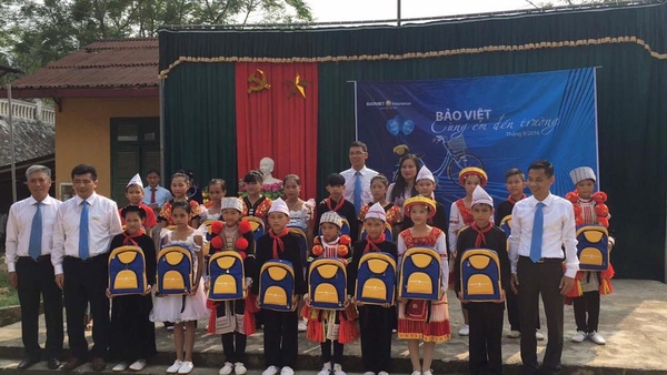 Bảo Việt Tuyên Quang trao tặng balô cho các em học sinh Trường THCS Lăng Can – Xã Lăng Can