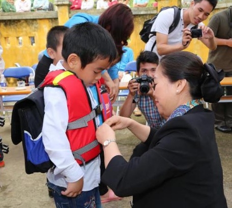 BIDV tặng 5.000 cặp phao cứu sinh cho học sinh vùng sông nước