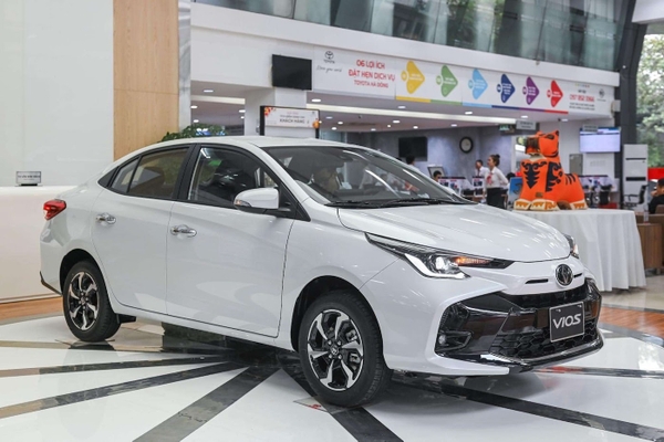 gia-xe-toyota-vios-2023-vg-trang