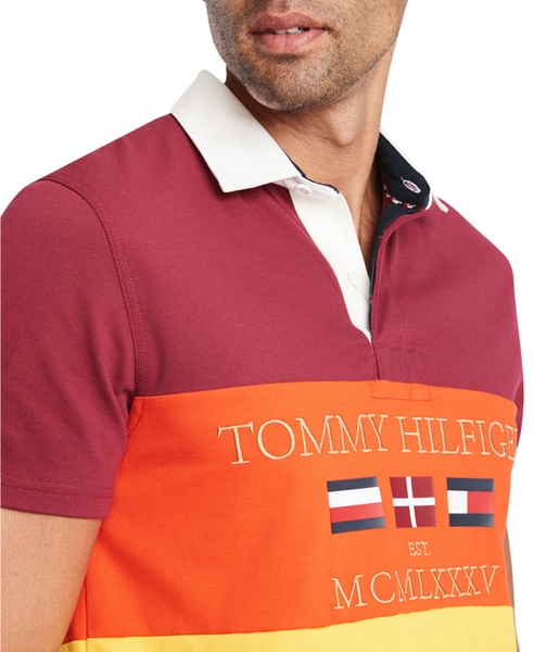 Áo thun nam Tommy Hilfiger phối chữ thêu nhiều màu.