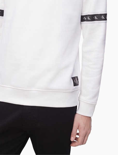 Áo Lạnh Calvin Klien trắng tay và vạt phối chữ đen