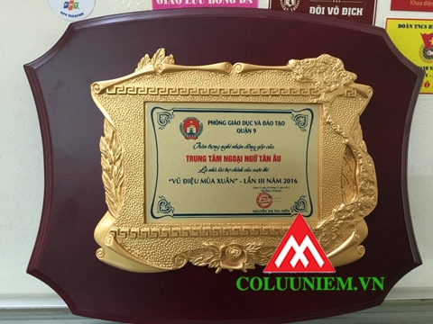 Bảng vinh danh, cảm ơn, tri ân, quà tặng thường in, hoặc khắc trên chất liệu gì