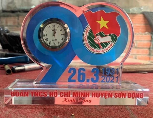 Các mẫu kỷ niệm chương, mẫu cup, mẫu cờ đẹp cho ngày thành lập đoàn