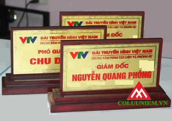 Mẫu bảng tên để bàn bằng gỗ để bàn làm việc