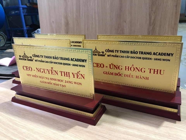 Điểm qua một số mẫu bảng tên chức danh phổ biến trên thị trường