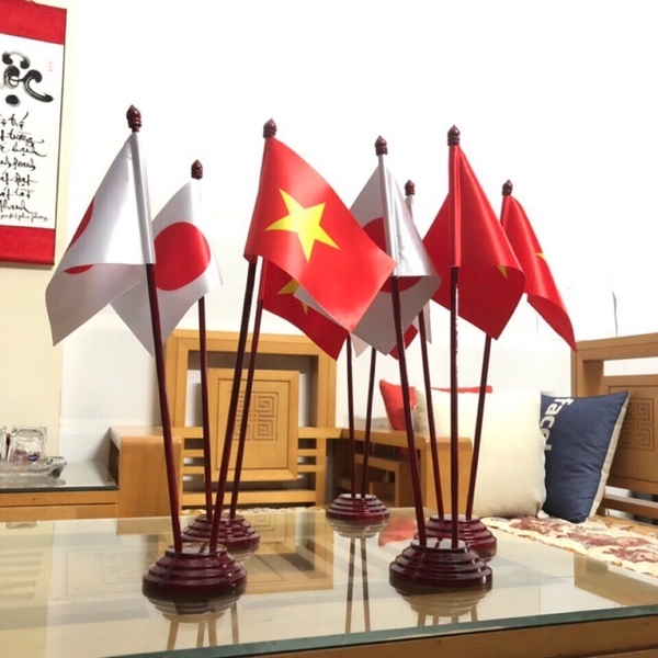 Tư vấn chọn mua cờ để bàn phòng họp chất lượng
