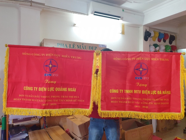 Cờ lưu niệm tặng thành tích thi đua cho đơn vị thành viên công ty điện lực Miền Trung