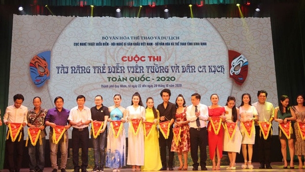In cờ tam giác cầm tay cho các cuộc thi cần lưu ý điều gì?