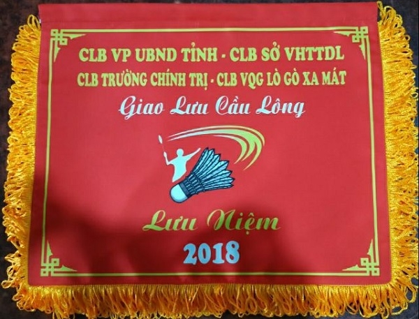 Địa chỉ cung cấp cờ lưu niệm cầu lông đẹp