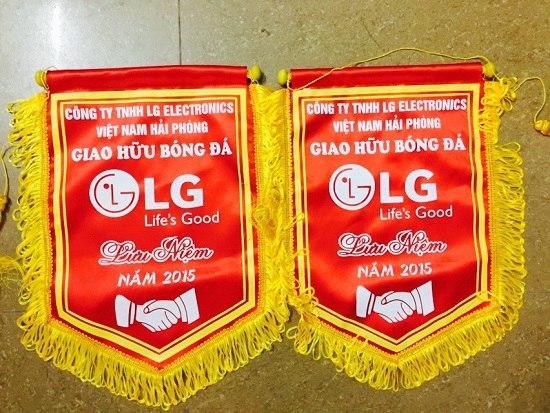 Vì sao nên may cờ lưu niệm giao lưu bóng đá?