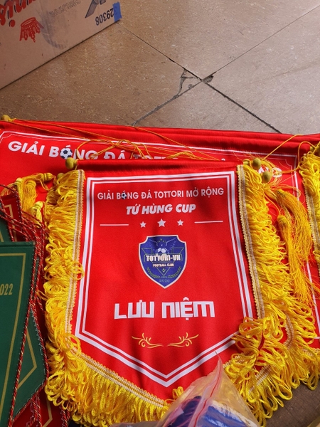 Lựa chọn đơn vị thiết kế cờ lưu niệm hội thao đẹp