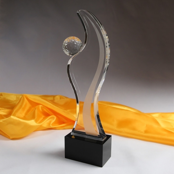 Lý do nên lựa chọn làm cup đánh Golf bằng pha lê