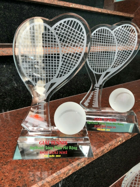 Các mẫu cup tennis pha lê đẹp ấn tượng cho các mùa giải