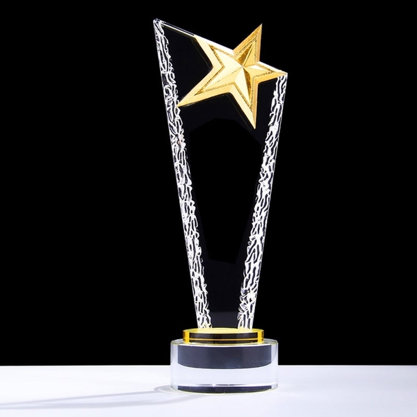 Doanh nghiệp có nên đặt cúp lưu niệm pha lê làm quà tặng?