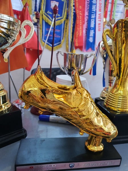 Nhận làm cúp danh hiệu cá nhân bóng đá theo yêu cầu