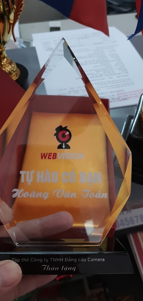 Quà tặng cup pha lê Camera HKVision vinh danh nhân viên cuối năm