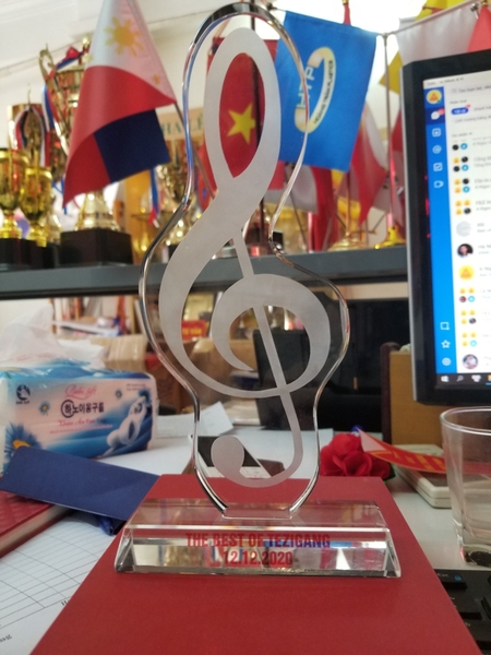 Kỷ niệm chương phale nốt nhạc làm quà họp lớp