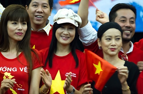 Các phụ kiện cổ vũ bóng đá không thể thiếu tại các trận bóng