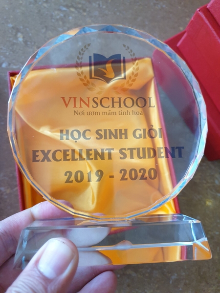 In cúp lưu niệm lễ bế giảng học sinh trường Vinschool The Harmony vừa đẹp vừa rẻ
