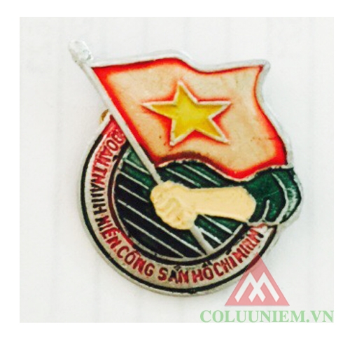 Huy hiệu Đội TNTP hay thường gọi là huy hiệu măng nong hinh tròn ở trong có hình măng non trên nền cờ đỏ sao vàng. - Ở dưới có băng chữ : Huy Hiệu Đội Tntp Hay Thường Gọi Là Huy Hiệu Măng Nong Hinh Tròn Ở Trong Có Hình Măng Non Trên Nền Cờ Đỏ Sao Vàng. - Ở Dưới Có Băng Chữ :