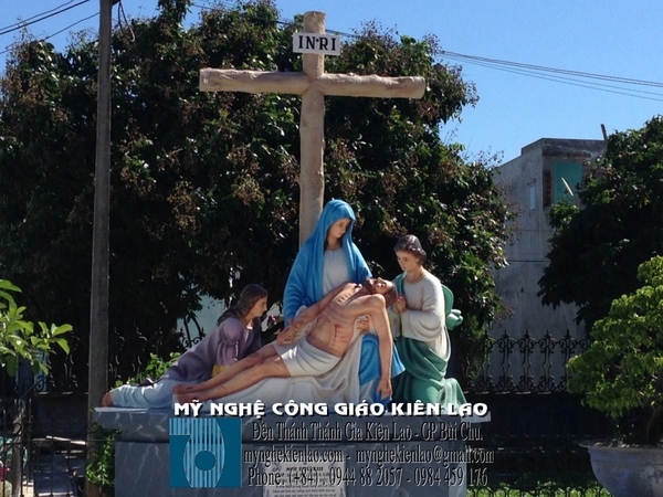 ĐÀNG THÁNH GÁ BÊN NGOÀI NHÀ THỜ