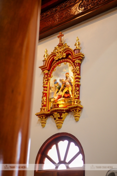 ĐÀNG THÁNH GÁ BÊN TRONG  NHÀ THỜ