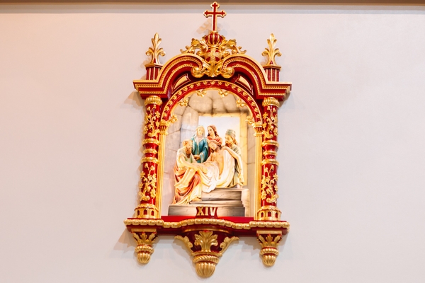 ĐÀNG THÁNH GÁ BÊN TRONG  NHÀ THỜ