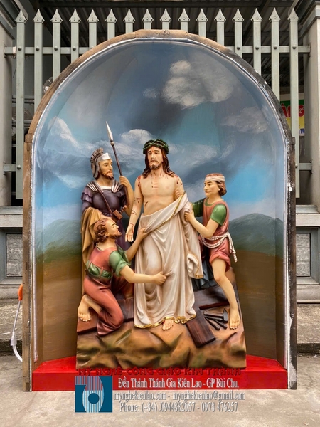 ĐÀNG THÁNH GÁ BÊN TRONG  NHÀ THỜ