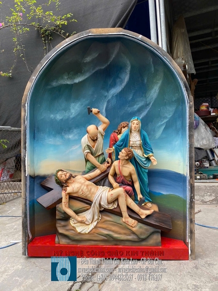 ĐÀNG THÁNH GÁ BÊN TRONG  NHÀ THỜ