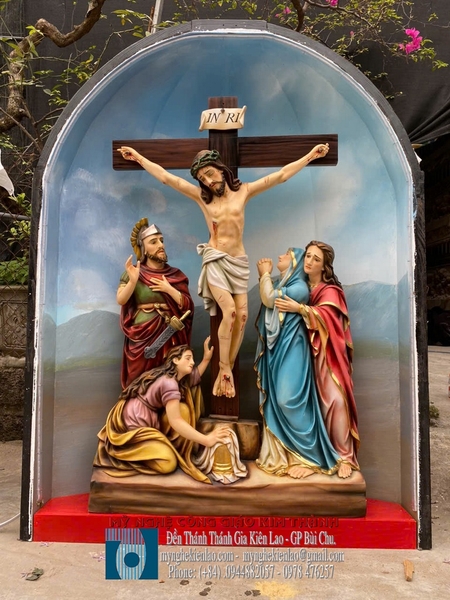 ĐÀNG THÁNH GÁ BÊN TRONG  NHÀ THỜ