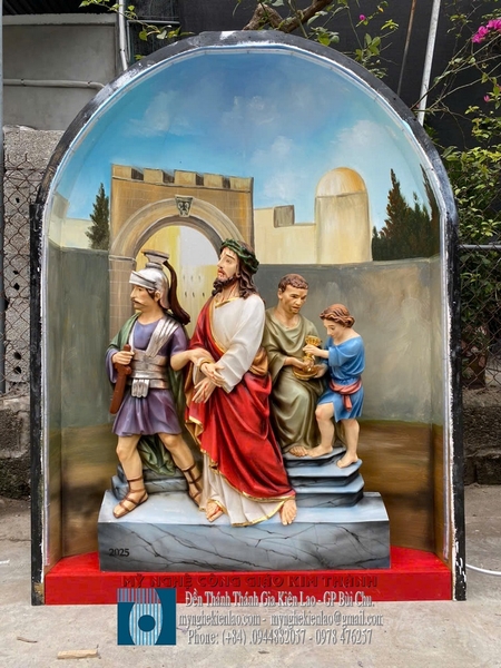 ĐÀNG THÁNH GÁ BÊN TRONG  NHÀ THỜ