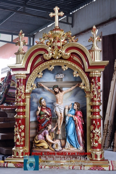 ĐÀNG THÁNH GÁ BÊN TRONG  NHÀ THỜ