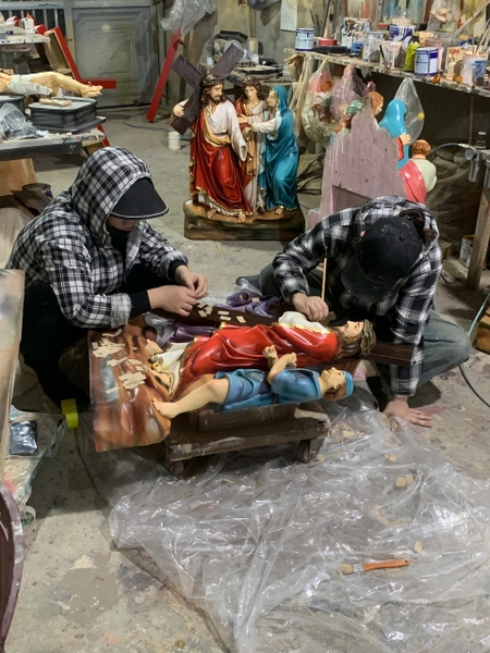 ĐÀNG THÁNH GÁ BÊN TRONG  NHÀ THỜ