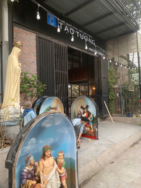 ĐÀNG THÁNH GÁ BÊN TRONG  NHÀ THỜ