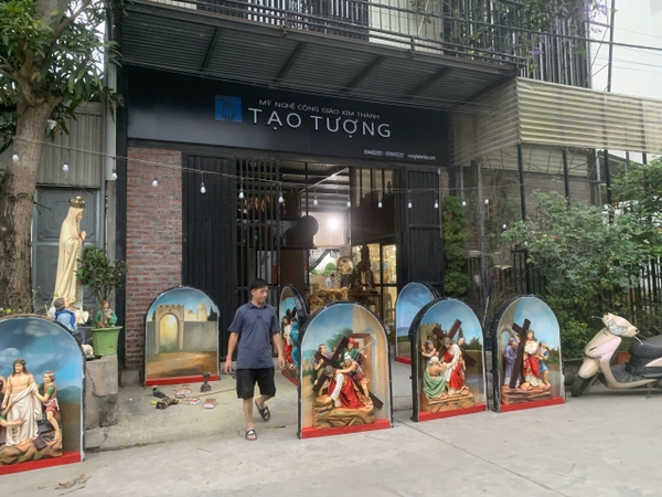 ĐÀNG THÁNH GÁ BÊN TRONG  NHÀ THỜ