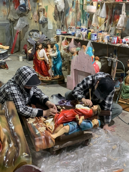 ĐÀNG THÁNH GÁ BÊN TRONG  NHÀ THỜ