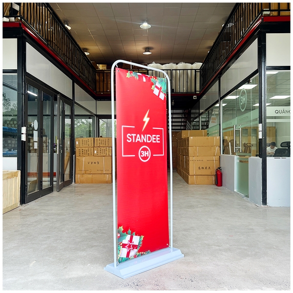 standee kiểu cửa đế sắt