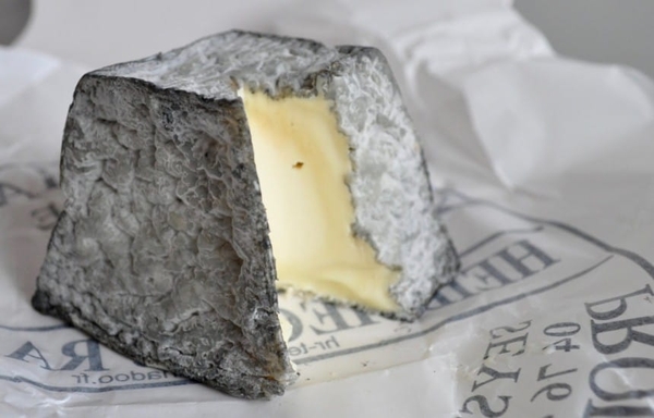 Goat Cheese Dusted with Ash (150g) - Meredith Dairy