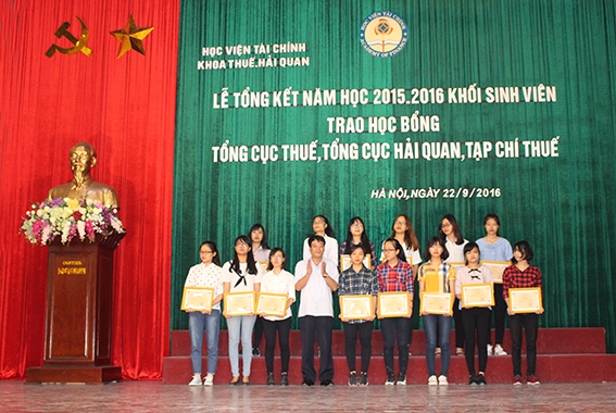 40 sinh viên Khoa Thuế và Hải quan được nhận học bổng năm học 2015-2016