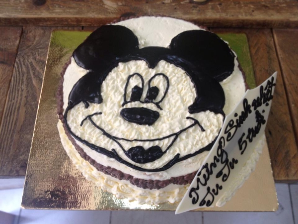 Bánh tròn kem tươi vẽ hình Mickey Mouse